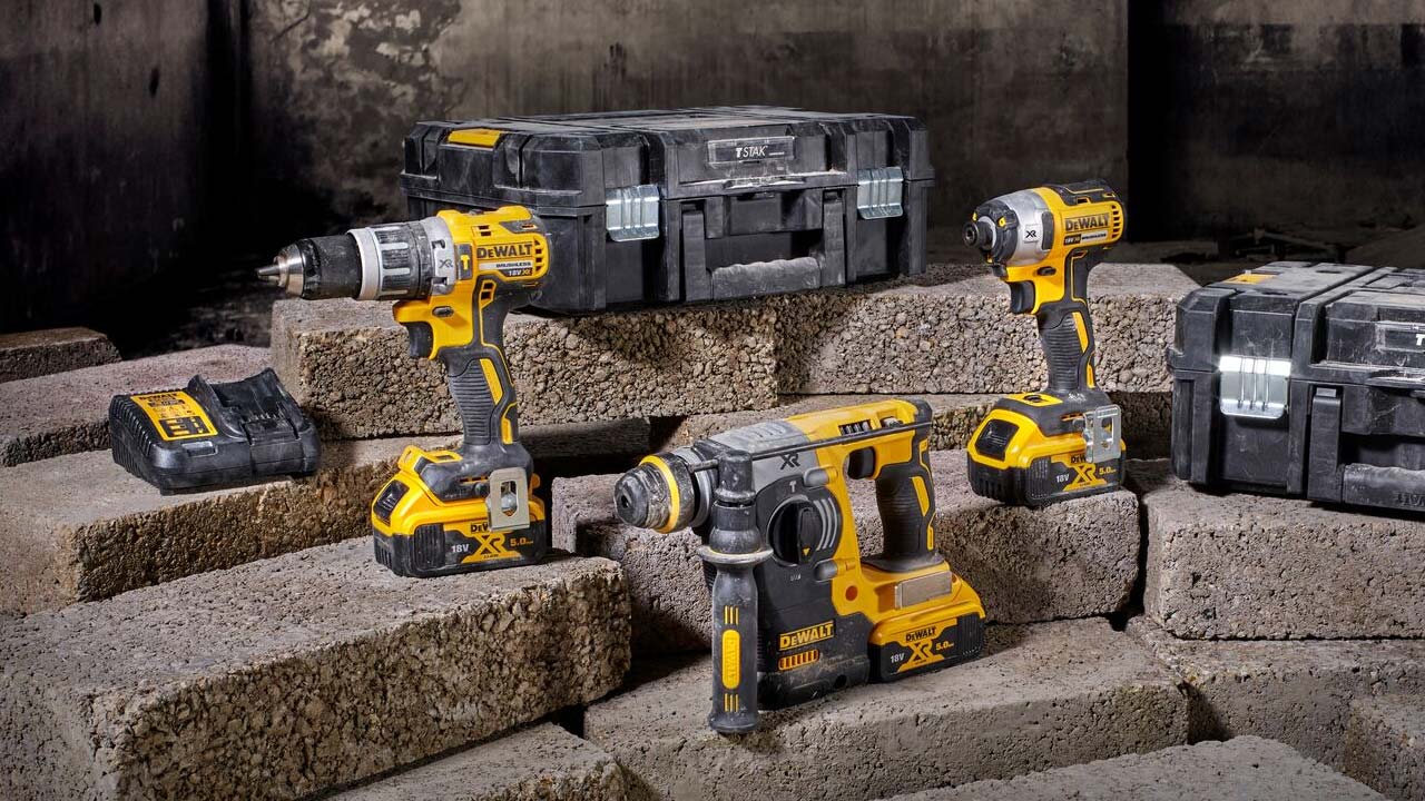 DEWALT s&aelig;t med elv&aelig;rkt&oslash;j, batterier og kuffert