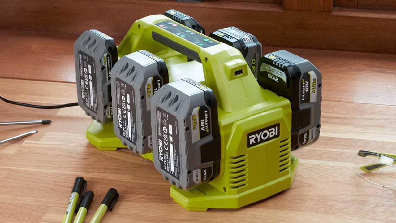 12 volt multioplader fra Ryobi