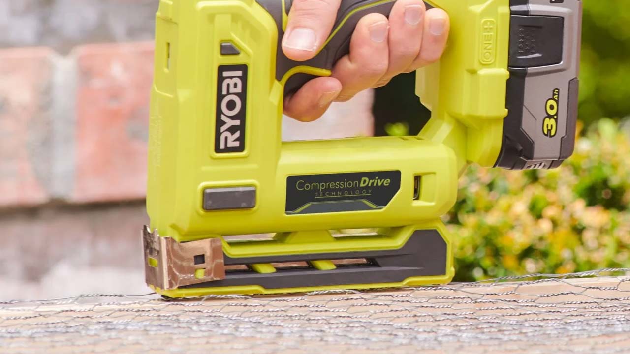 H&aelig;ftepistol fra Ryobi