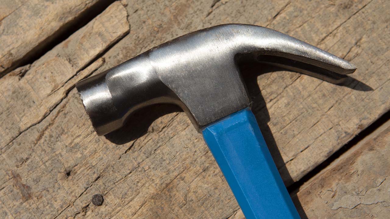 Hammer der l&aelig;gger p&aring; tr&aelig;