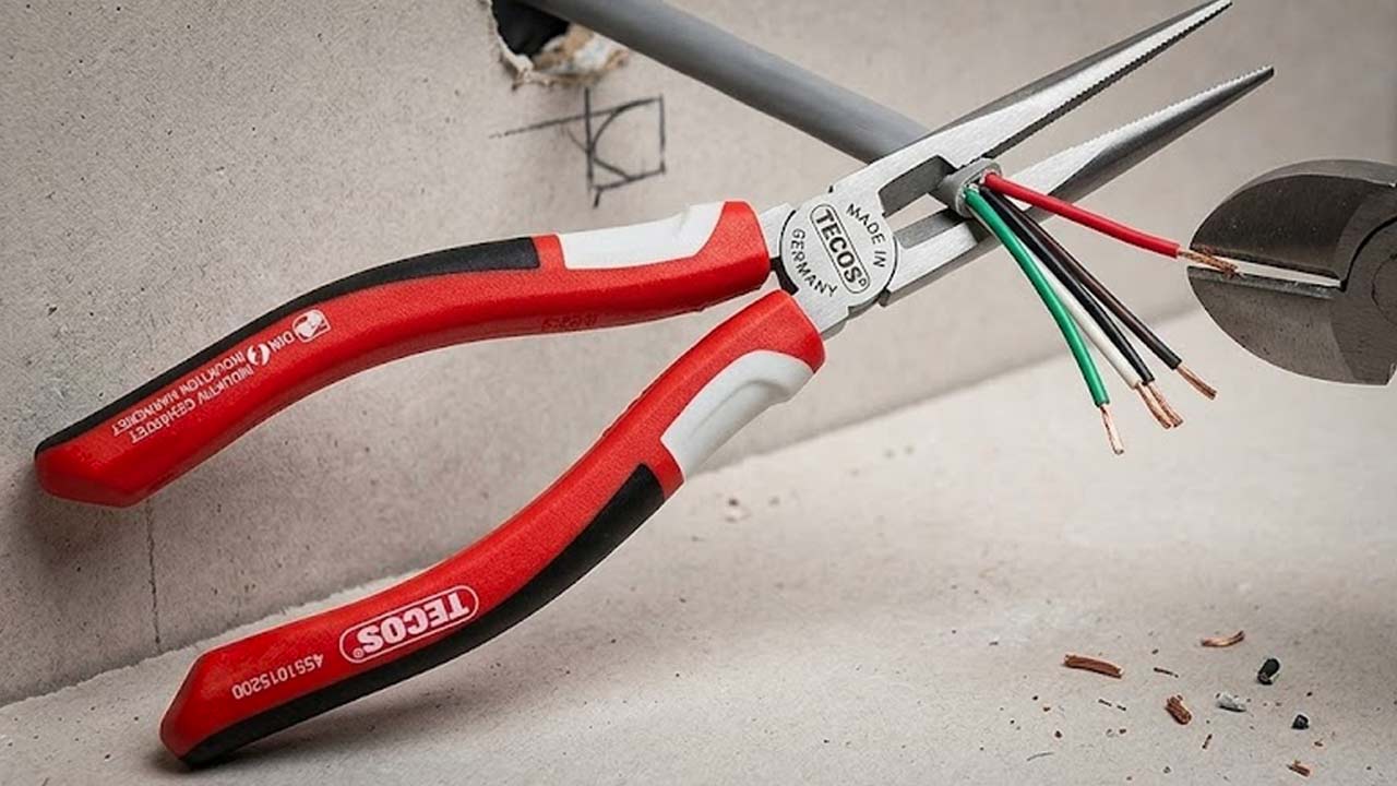 Spidstang tr&aelig;kker ledning gennem hul i gipsv&aelig;g