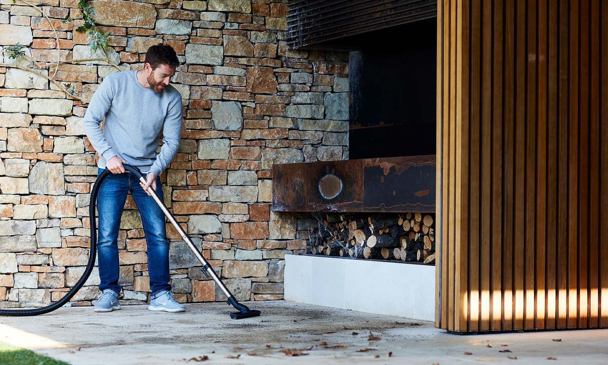 Nilfisk t&oslash;r- og v&aring;dst&oslash;vsuger virker ogs&aring; udend&oslash;rs