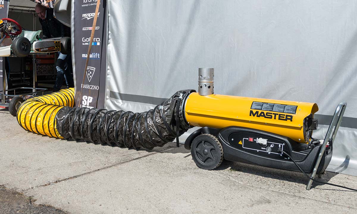 Diesel varmekanon udenfor messetelt