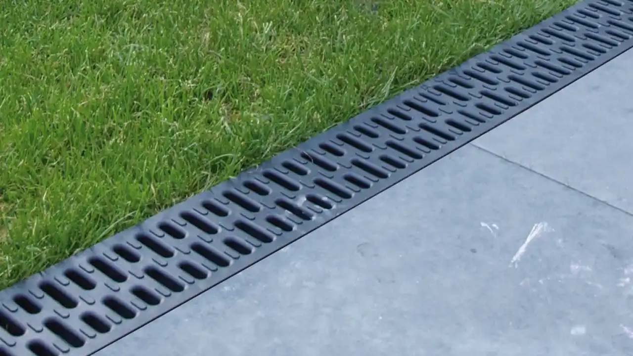 Linjedr&aelig;n og dr&aelig;nr&oslash;r til afledning af regnvand