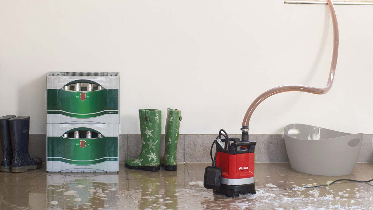 ALKO Dykpumpe i oversv&oslash;mmet k&aelig;lder