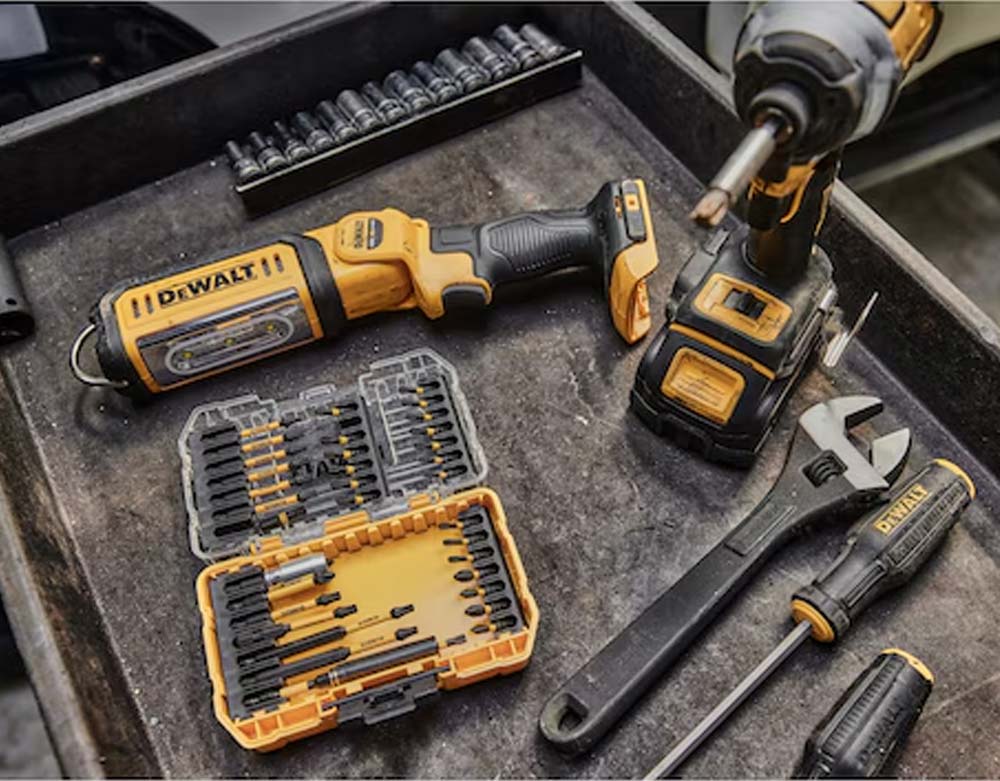DEWALT slagskruetrækker sammen med øvrigt værktøj