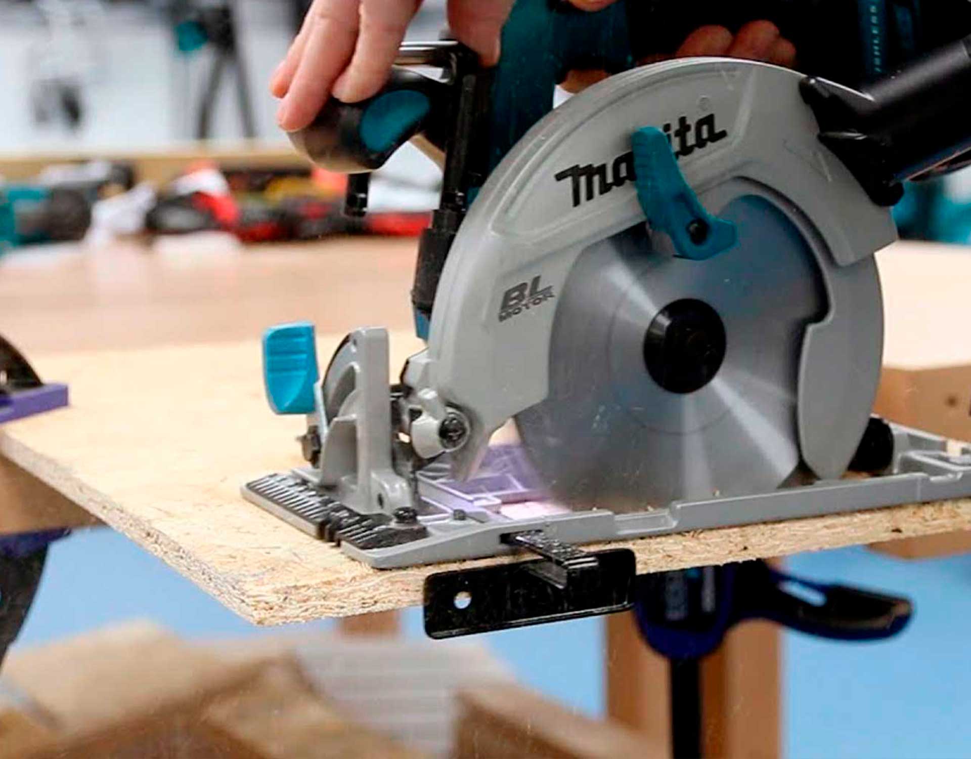 Skæring af byggeplader med Makita rundsav