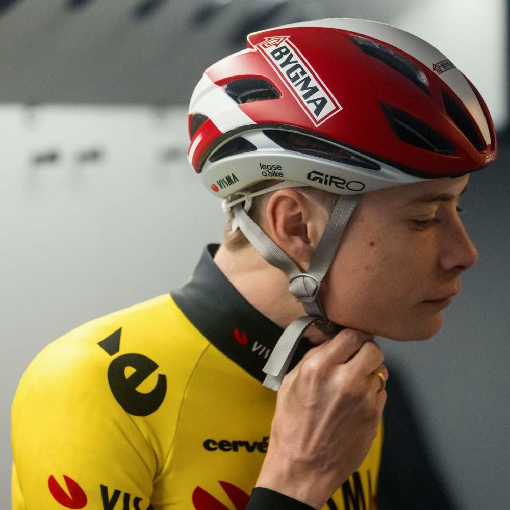 Jonas Vingegaard tager Bygma cykelhjelm på