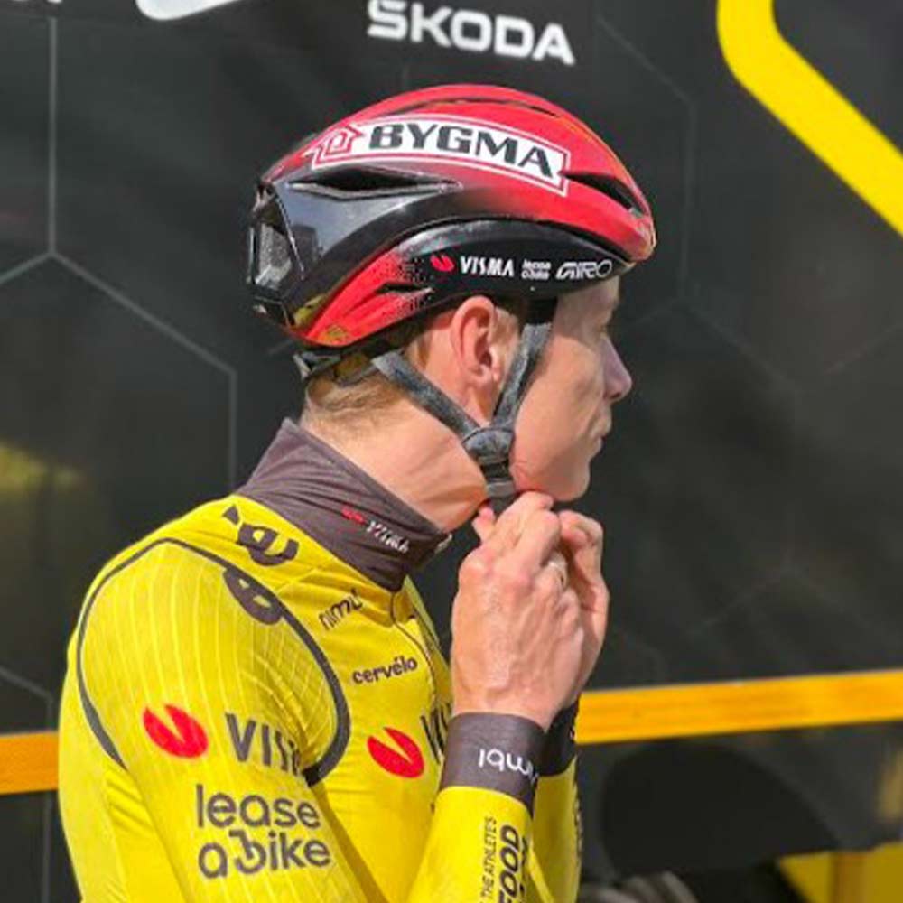 Jonas Vingegaard tager Bygma cykelhjelm på